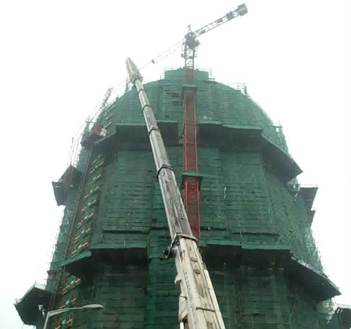 解放吊车在工地上作业
